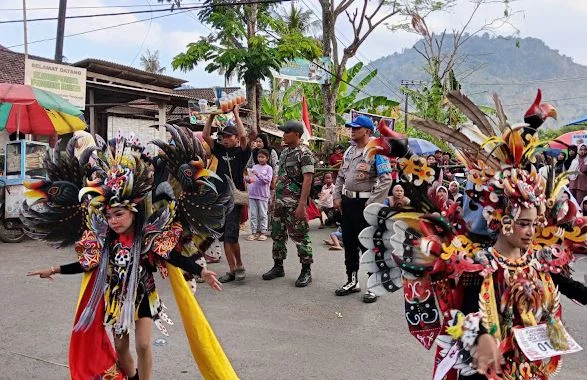 Semangat Kemerdekaan Bergema di Curahtakir, Koramil 0824-09/Tempurejo Kawal Karnaval Pelajar