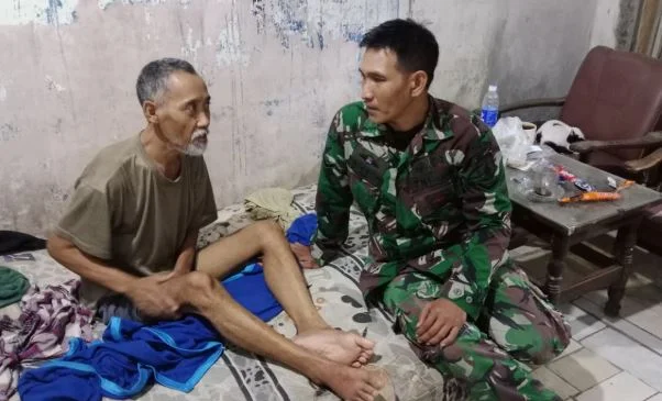Peduli Warga Binaan, Babinsa Serda Andik Sambangi Warga Sakit di Tegaljati