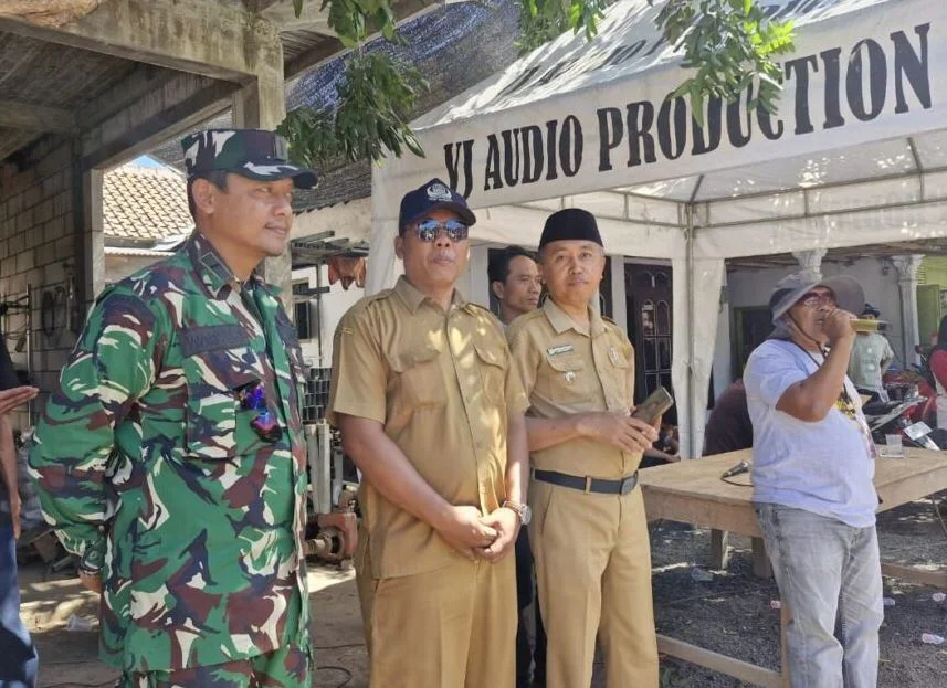 Karnaval HUT ke-81 RI di Tegalpare Meriah, Babinsa Koramil 0825/17 Muncar Turut Pastikan Kegiatan Aman