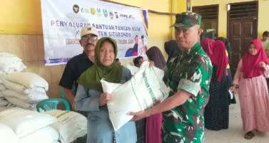 TNI Dampingi Penyaluran Bapang, 6.076 KPM di Jatibanteng Terima Beras