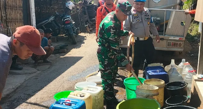 BPBD Situbondo Salurkan 5.000 Liter Air Bersih, Babinsa Jatibanteng Kawal Distribusi ke Warga Kembangsari