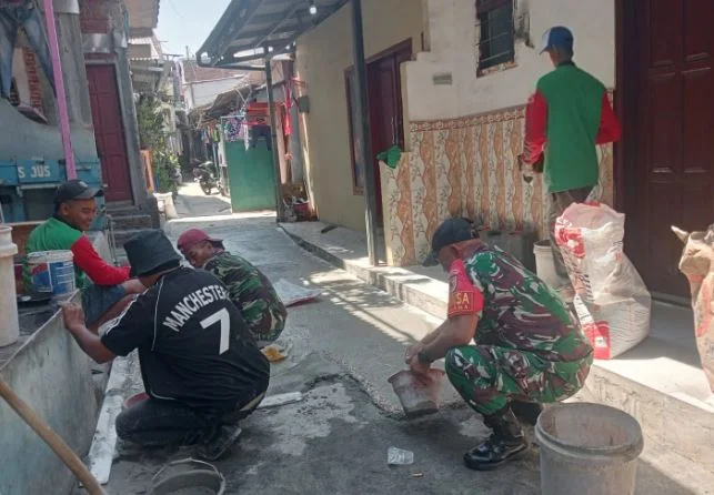 Babinsa Kotalama Bersama Warga Perbaiki Jalan Kampung