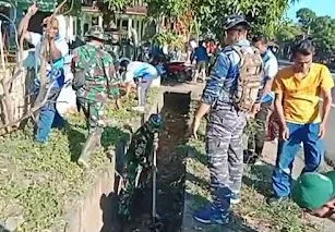 Babinsa Koramil 0823/09 Jangkar Bersama Warga Gelar Karya Bakti Bersihkan Jalan dan Selokan di Desa Curahkalak