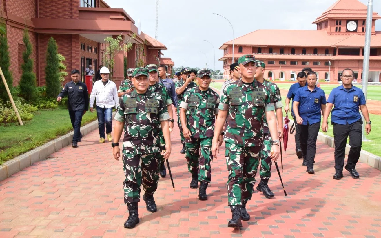 Danrem 083/Bdj Dampingi Pangdam V/Brw Tinjau Dapur Sehat SPPG dan SMA Taruna Nusantara