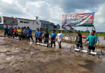 Peltu Fendy Cahyo, Bati Tuud Koramil 0825-04/Genteng berbaur di tengah lumpur sawah bersama para petani