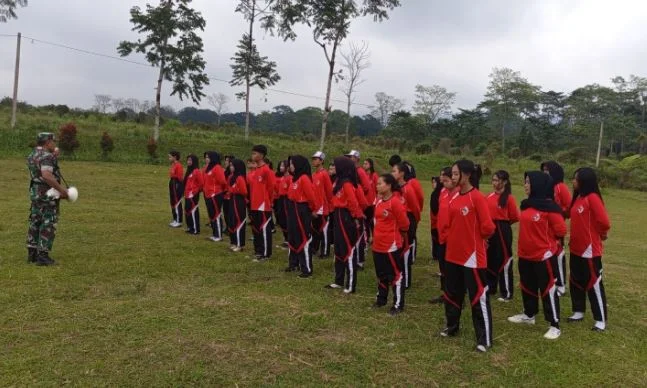 Disiplin Sejak Dini Babinsa Koramil Songgon Tempa Jiwa Kepemimpinan Calon Penerus Osi SMK 17 Agustus 1945 Cluring