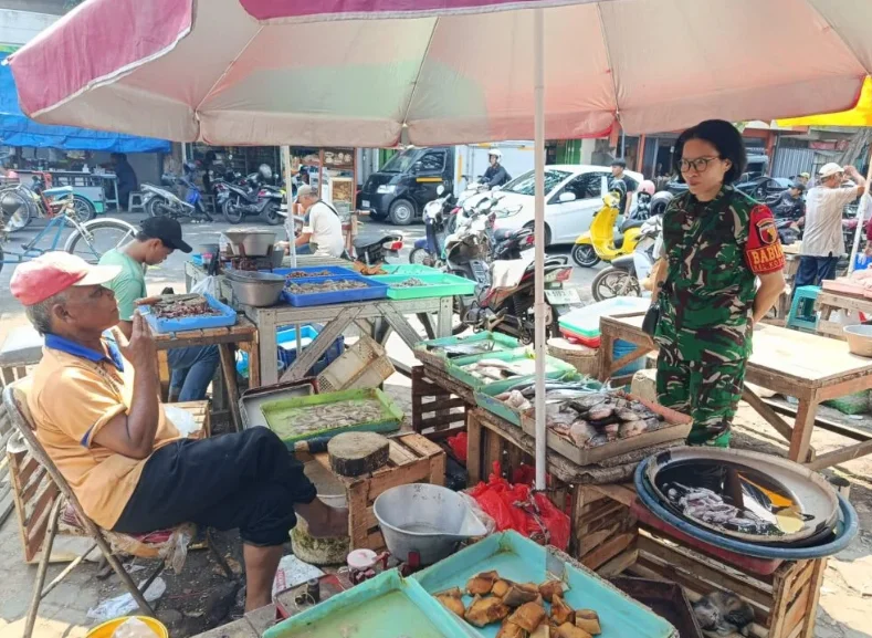 Babinsa Kotalama Jalin Komsos Bersama Pedagang Pasar Kebalen malangpost  August 21, 2026