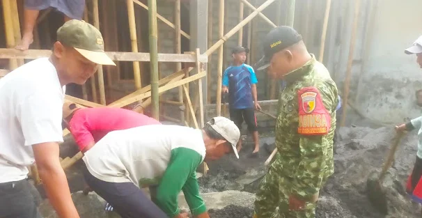 Semangat Bersama Bangun Pesantren, Babinsa Randuagung dan Wali Santri Cor Lantai Dua