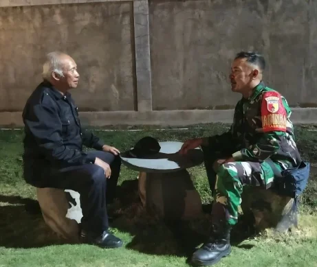 Upaya Menjaga Kondusivitas Wilayah, Babinsa Tasikmadu Gelar Komsos Dialogis Malam Hari