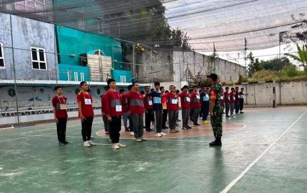 Santri Al Umm Belajar Disiplin dan Kepemimpinan Bersama Babinsa