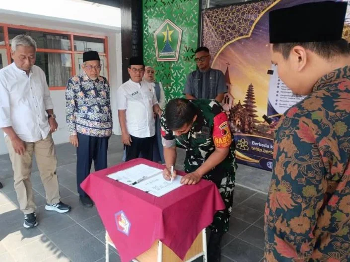 Babinsa Sukoharjo Hadiri Peringatan Maulid Nabi dan Deklarasi Sekolah Moderasi SMPN 9 Kota Malang