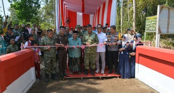 Dandim 0824/Jember Dukung Launching Jembatan Perintis Garuda dan Sumber Air Bersih, Wujud Nyata Negara Hadir untuk Masyarakat di Kertonegoro