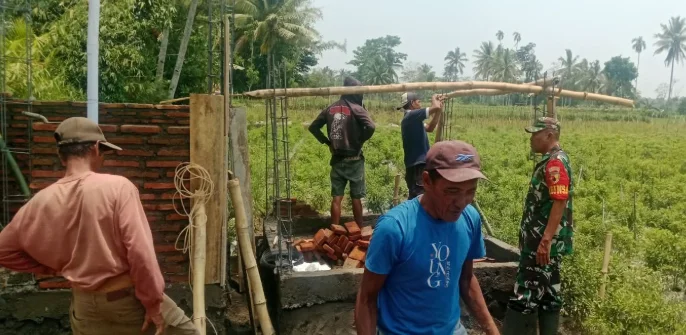Babinsa Jebung Lor Dampingi Pengeboran Air Irigasi, Dukung Pengairan Sawah Petani