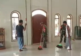 Bangun Semangat Gotong Royong, Babinsa Jangkar Bersama Warga Bersihkan Masjid Taqwa