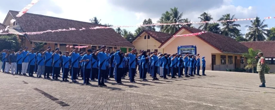 Semangat Baris-Berbaris Menggema di SMP Negeri 2 Songgon, Babinsa Turun Langsung Bina Karakter Generasi Muda