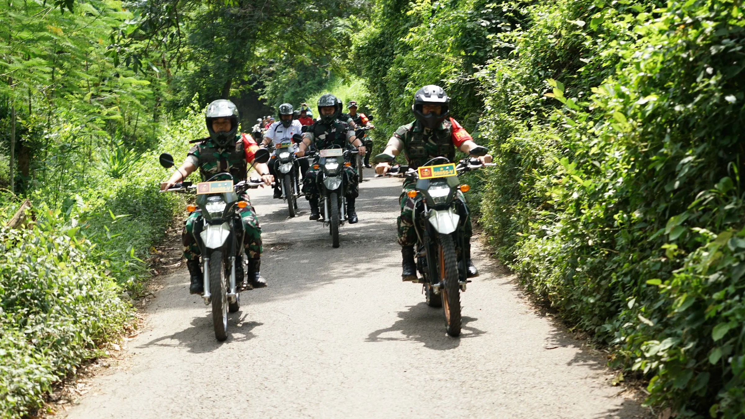 Danrem 083 Naik Motor Babinsa Tinjau TMMD 128 di Desa Brabe