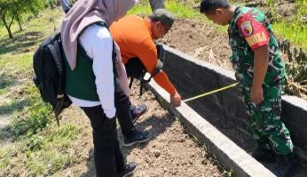 Perkuat Pendampingan Pertanian, Babinsa Dampingi Monev Irpom dan Saluran Irigasi di Arjasa