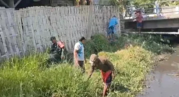Babinsa Koramil 0823/03 Kapongan Bersama Warga Laksanakan Kerja Bakti Bersihkan Aliran Sungai
