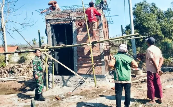 Babinsa Dampingi Progres Pembangunan Irpom di Dusun Katerbik, Kecamatan Cermee Capai 60 Persen