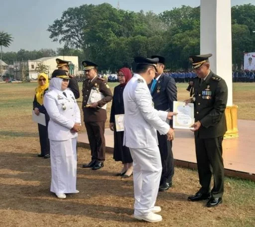 Bersama Sejumlah Pihak, Kasdim 0820/Probolinggo Hadiri Upacara HUT Ke-81 Kemerdekaan RI Di Alun – Alun Kota Probolinggo