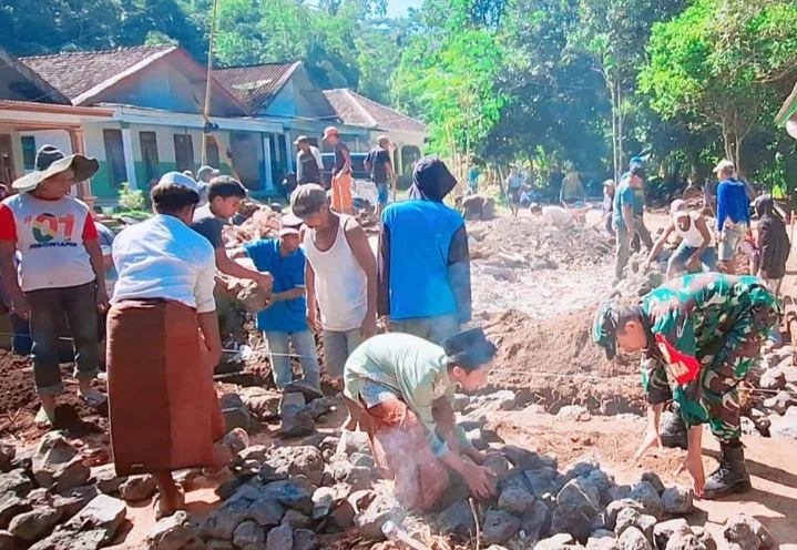 Tingkatkan Binter, Babinsa Papringan Turut Berpartisipasi dalam Pembangunan Musala Nurul Hasan