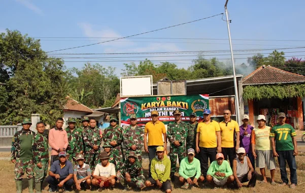 Koramil 0824-22/Balung Bersama Warga Gotong Royong Bersihkan Saluran Air di Karangduren