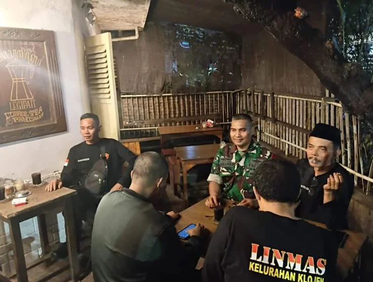 Kedekatan Tanpa Batas Babinsa Klojen Sertu Gunawan Bersama Warga