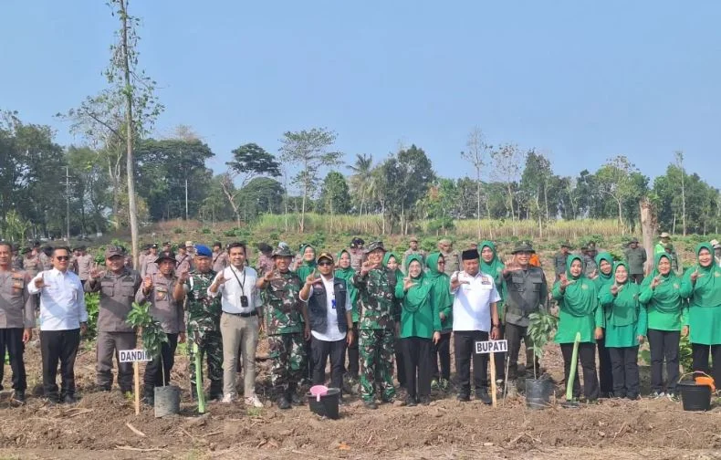 HUT TNI ke-81, Kodim 0822/Bondowoso Bersama Forkopimda Tanam 1.000 Pohon