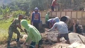 Gotong Royong Bangun Pondasi Jembatan Garuda, Babinsa Hadir Bersama Warga di Plalangan