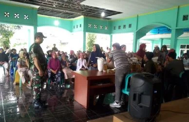 Babinsa Desa Kabat Dampingi Penyaluran Bantuan Pangan, Ratusan Warga Terima Beras dan Minyak Goreng