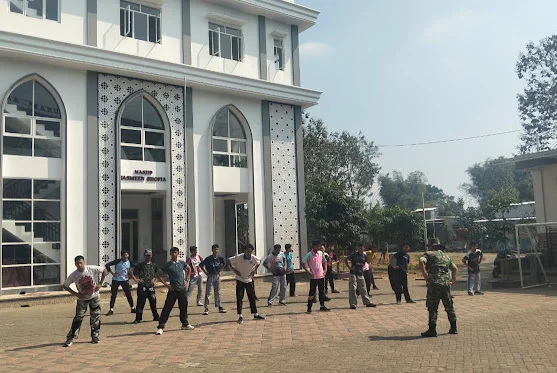 Babinsa Singosari Bina Karakter Pelajar Melalui Latihan Baris-Berbaris
