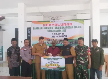 Babinsa Koramil Panarukan Dampingi Penyaluran BLT Dana Desa di Duwet