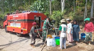 Musim Kemarau Makin Mencekam, Babinsa Turun Tangan Antar Air Bersih untuk Warga Wringin