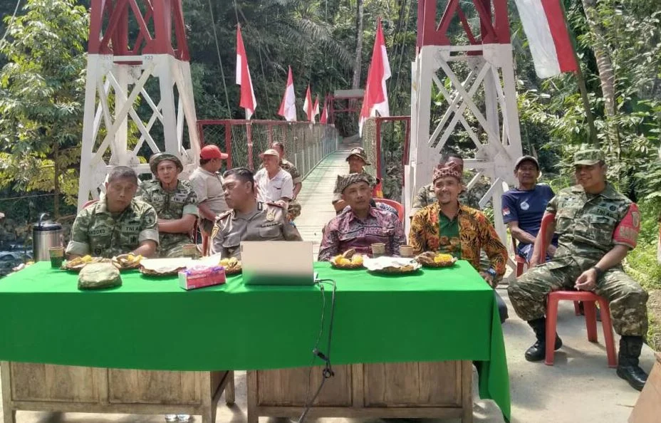 Detik-Detik Bersejarah di Songgon: Danramil Songgon Pimpin Anggota Saksikan Presiden “Sambungkan” Jembatan Perintis Garuda Lewat Layar