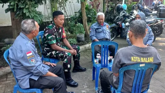 Babinsa Blimbing Perkuat Sinergi Keamanan Wilayah melalui Komsos Bersama Linmas
