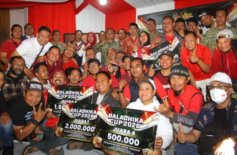 Laga Remi Antar Jurnalis di Warung Isor Nongko: Danrem 083 Tegaskan Pers Mitra Strategis