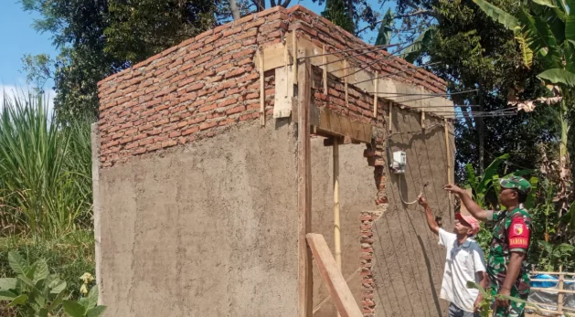 Dukung Hanpangan, Babinsa Pujer Pantau Rumah Pompa Air Petani