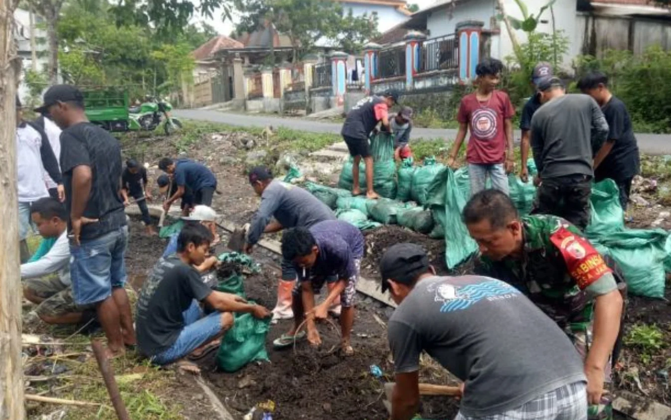 Gotong Royong Jaga Kebersihan, Babinsa Jarit Bersama Warga Bersihkan DAM Sungai Kaliwungu