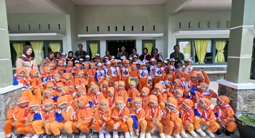 Tanamkan Jiwa Nasionalisme Sejak Dini, Koramil Kalibaru Sambut Ceria Kunjungan TK Al-Kautsar