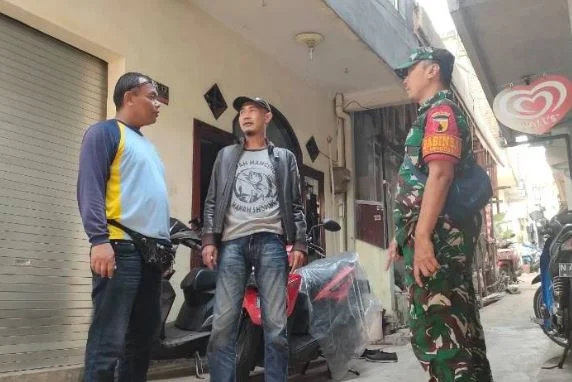 Lewat Komsos, Babinsa Mergosono Serap Aspirasi Warga dan Pantau Kondisi Kamtibmas