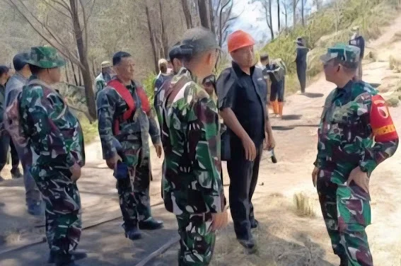 Tinjau Pemadaman Karhutla Bromo, Danrem 083/Bdj Perkuat Sinergi di Medan Berat