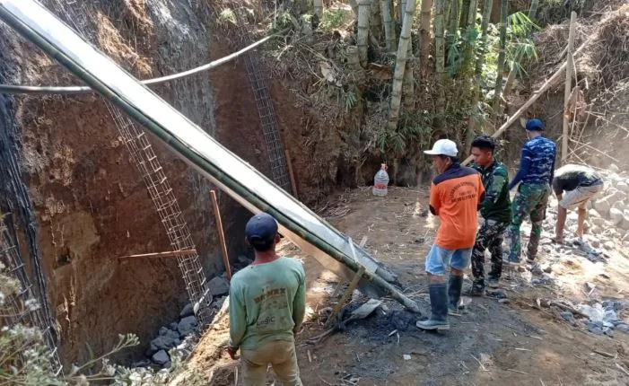 TMMD 130 Malang Timbun Sisi Dinding Penahan Tanah di Desa Taji