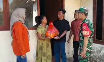Wujud Kepedulian kepada Warga, Babinsa Jatibanteng Bersama KSDJ Bagikan Sembako