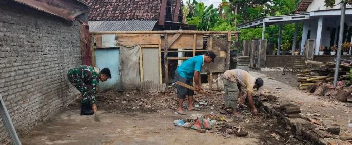 Wujud Kepedulian TNI, Babinsa dan Warga Bersihkan Puing Rumah untuk Renovasi Mandiri