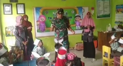 Tanamkan Karakter Sejak Dini, Babinsa Bungatan Berikan Edukasi Disiplin kepada Siswa TK