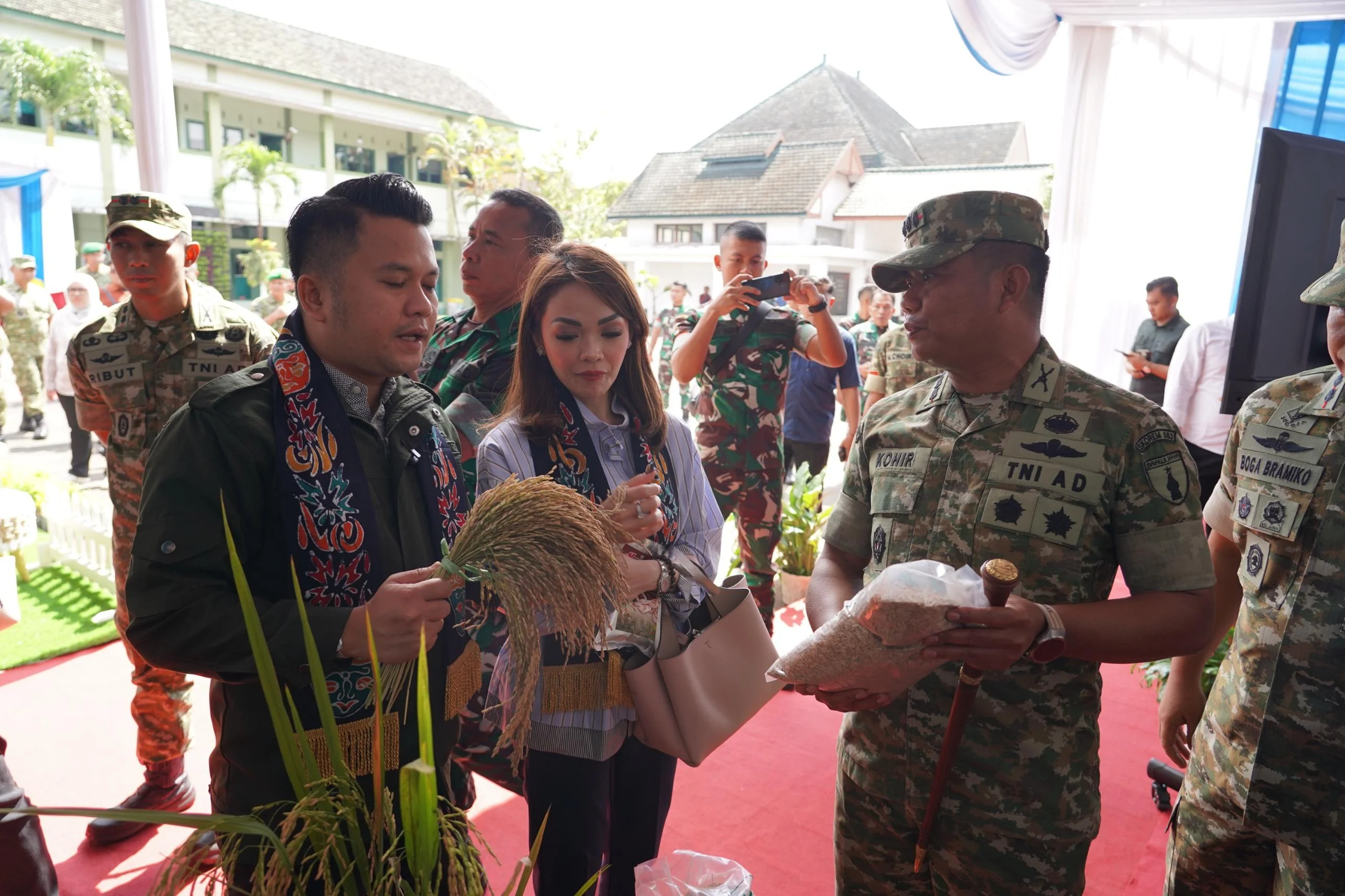 Komisi I DPR RI Apresiasi Stand UMKM Korem 083/Bdj, Puji Inovasi Prajurit Teritorial