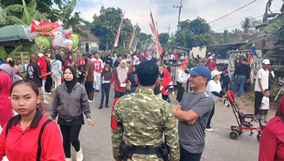Babinsa Desa Yosomulyo Koramil 0825/06 Gambiran ikut memeriahkan Jalan Sehat HUT Kemerdekaan RI ke 81