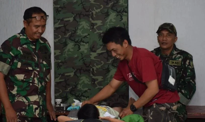 DALAM RANGKA HUT KE-81 TNI, KODIM 0822 BONDOWOSO GELAR KHITANAN MASSAL DI POS RAMIL IJEN