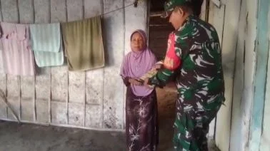 Wujud Kepedulian kepada Warga, Babinsa Asembagus Berikan Bantuan Beras