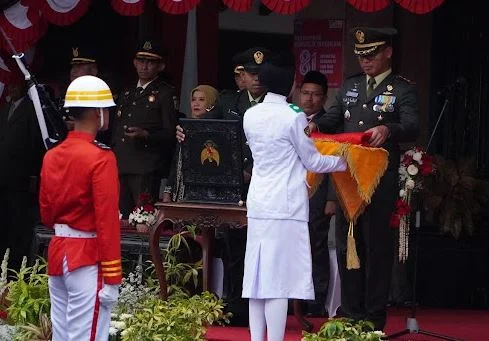 Penurunan Bendera HUT ke-81 RI di Malang, Dandim 0818 Tekankan Semangat Patriotisme
